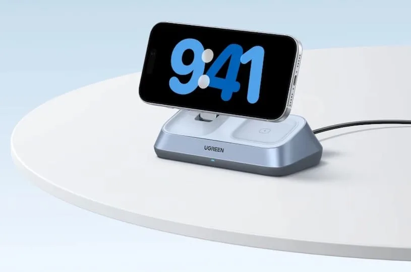 iPhone в режиме ожидания в беспроводной зарядной станции Ugreen Qi2 25 Вт MagFlow 3-in-1 (W711)