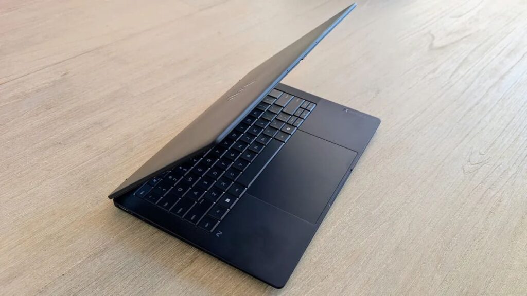 HP EliteBook X G2i — вид на клавиатуру и корпус под углом