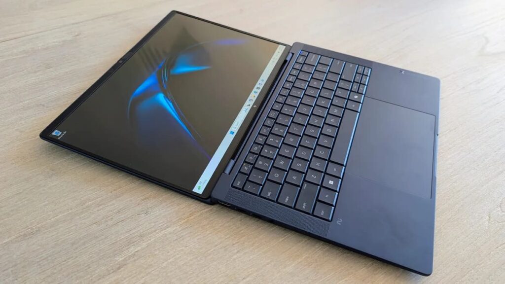 HP EliteBook X G2i — экран и клавиатура под углом крупным планом