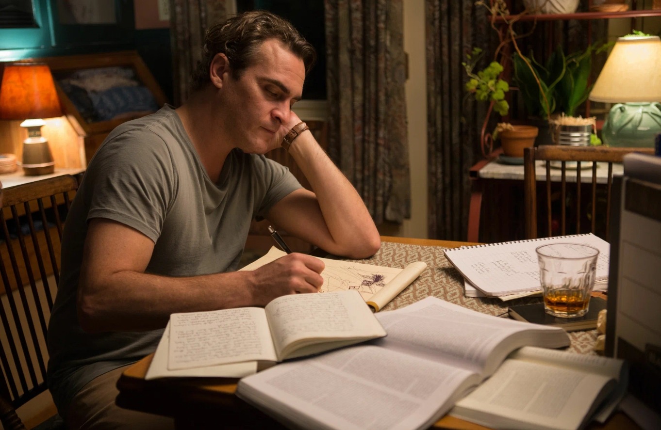 Записывайте тревожные мысли. Ведение дневника считается очень хорошей привычкой. Кадр из фильма «Иррациональный человек». Фото.