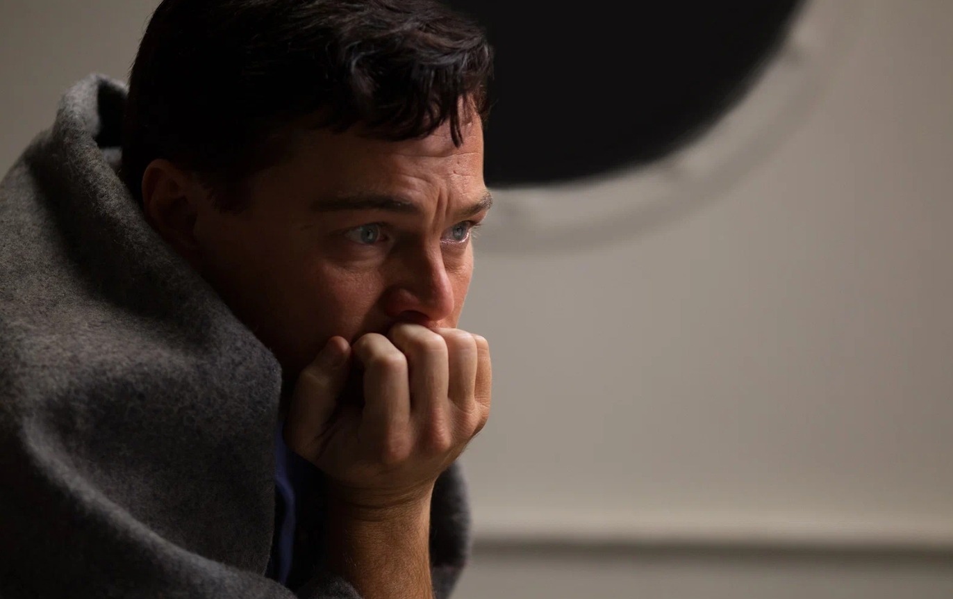 3 самых мощных способа облегчить тревогу и начать спокойно жить. Длительное сидение без движения усиливает телесное напряжение, которое мозг может интерпретировать как тревогу. Кадр из фильма «Волк с Уолл-стрит». Фото.