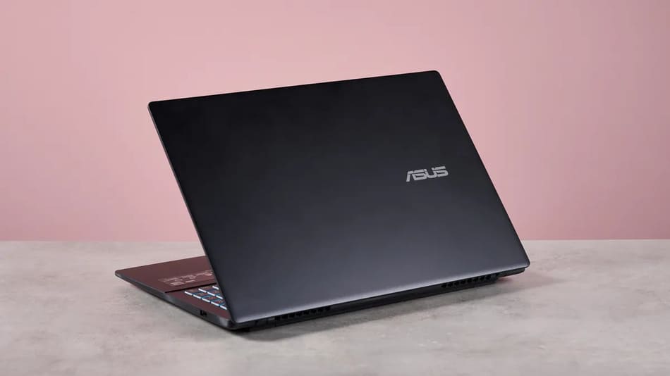 Полуприкрытый ноутбук Asus V16 (2026). Вид сзади.