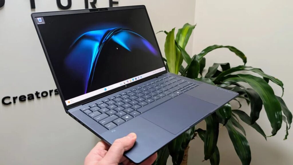 HP EliteBook X G2i вид сбоку в руках пользователя