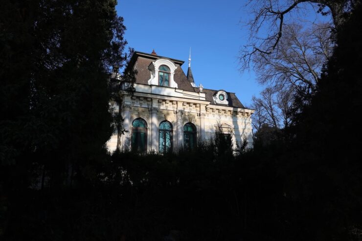 Почему фото с iPhone выглядят лучше, чем с фотоаппарата. На первый взгляд обычная фотография здания. Изображение: phonearena.com. Фото.