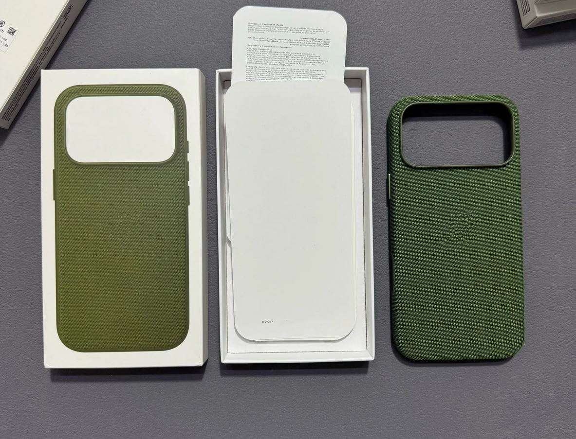 Хороший чехол для Айфона. Чехол выполнен в духе оригинального Finewoven от Apple. Фото.