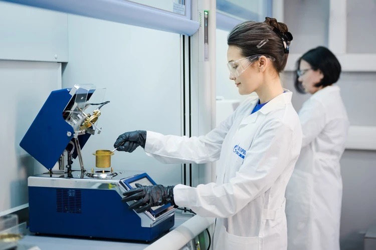 Что такое SAF: как делают авиационное топливо из отработанного масла. Рецептуру разрабатывали специалисты Газпромнефти из Центра промышленных инноваций в Санкт-Петербурге. Источник изображения: msk.kp.ru. Фото.