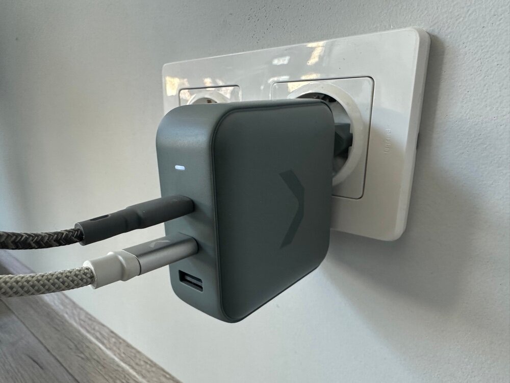 Мощное зарядное устройство. Зарядка мощная и легко справится даже с ноутбуком. Фото.