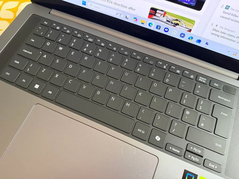 Клавиатура и тачпад Samsung Galaxy Book6 Ultra крупным планом