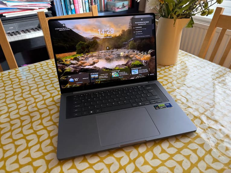 AMOLED экран Samsung Galaxy Book6 Ultra с высоким разрешением