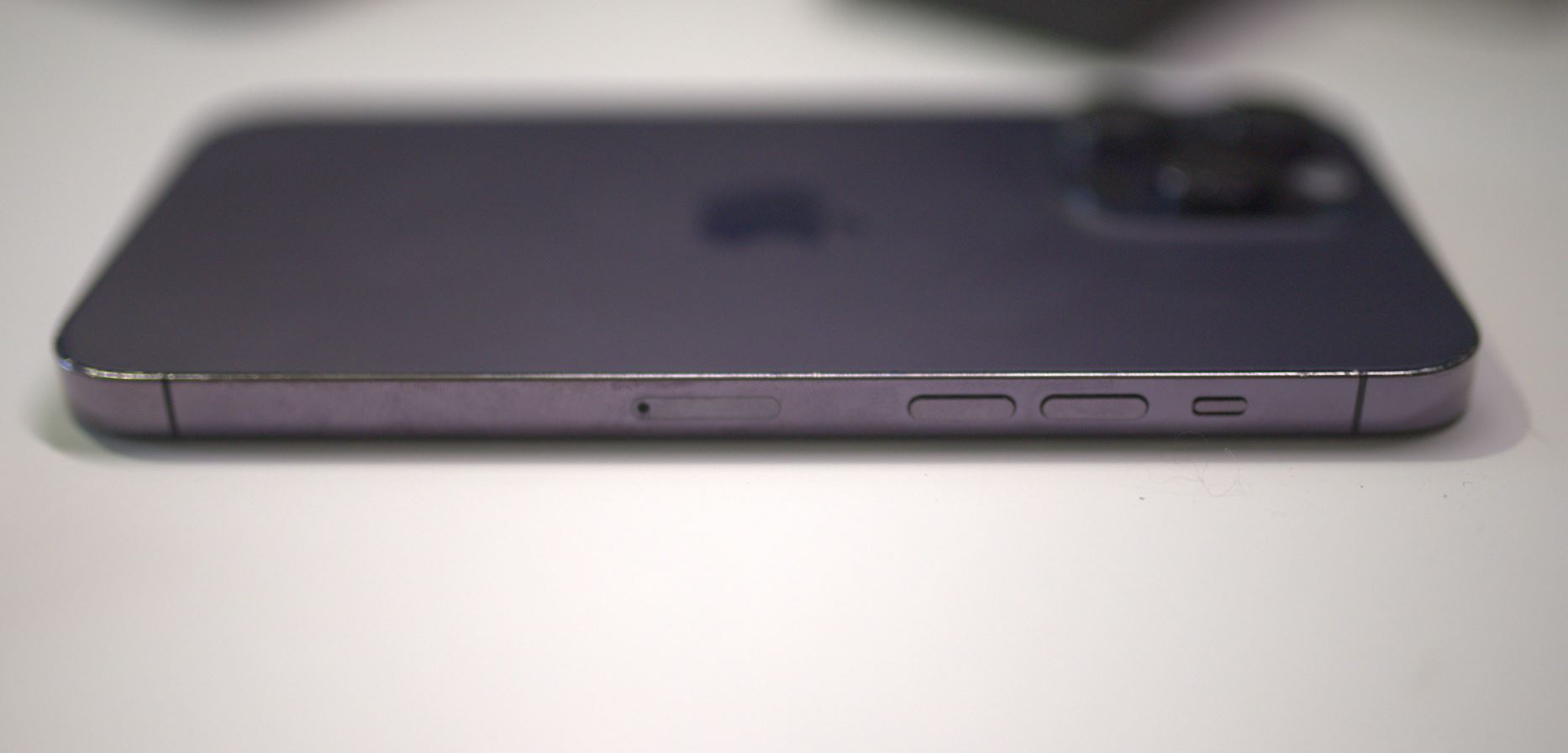 Корпус iPhone 14 Pro Max. Смартфон практически неуязвим и устойчив к падениям. Фото.