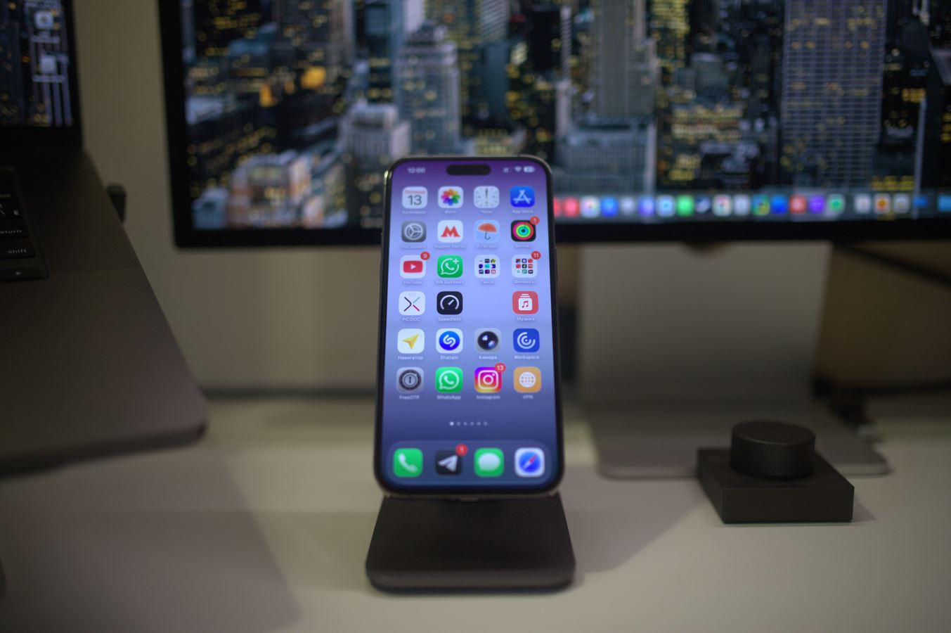 Преимущества iPhone 14 Pro Max. Даже с iOS 26 Public Beta никаких проблем практически не возникает. Фото.