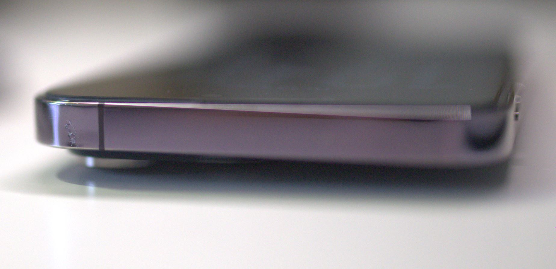 Корпус iPhone 14 Pro Max. На фиолетовом корпусе износ практически не виден. Фото.