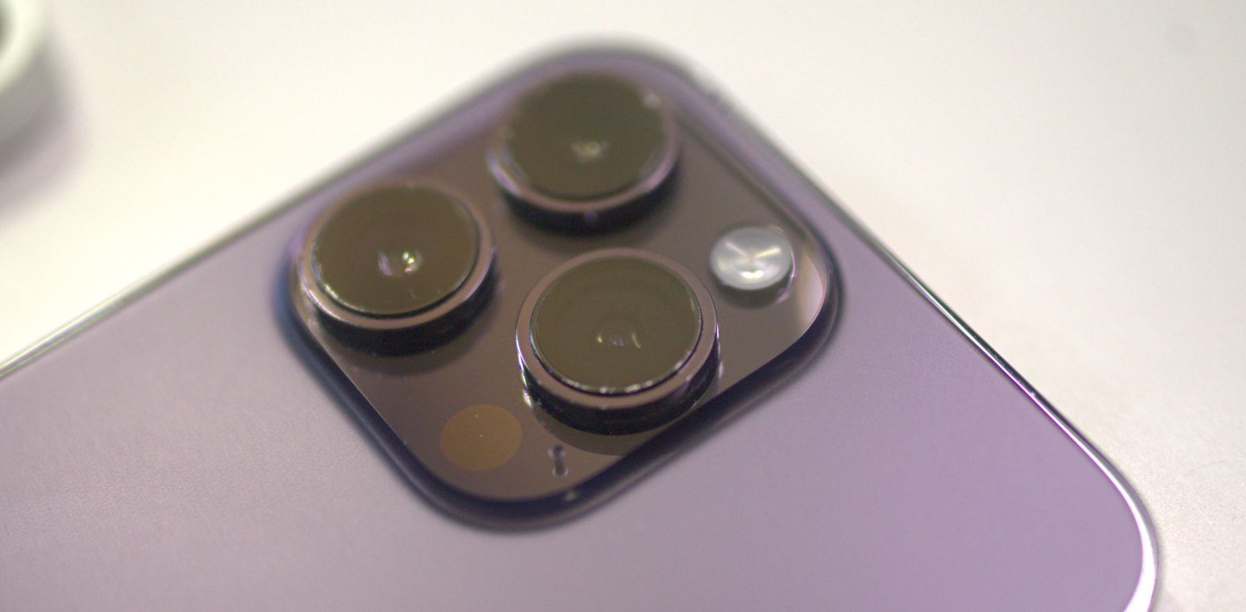 Преимущества iPhone 14 Pro Max. Стекла камер, сеточки, динамики — все забивается пылью с годами. Фото.