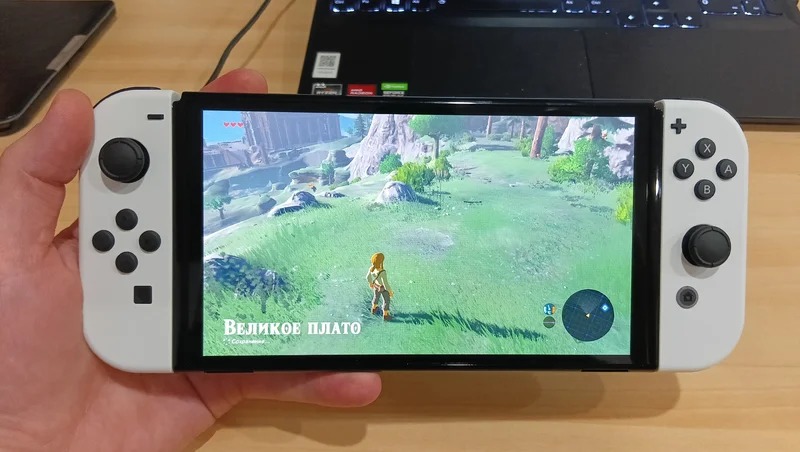 Приставка Nintendo Switch OLED. Качественный экран позволит погрузиться в игры. Фото.