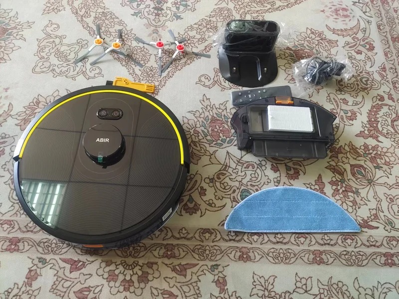 Робот-пылесос для дома. Робот умеет еще и мыть полы. Фото.