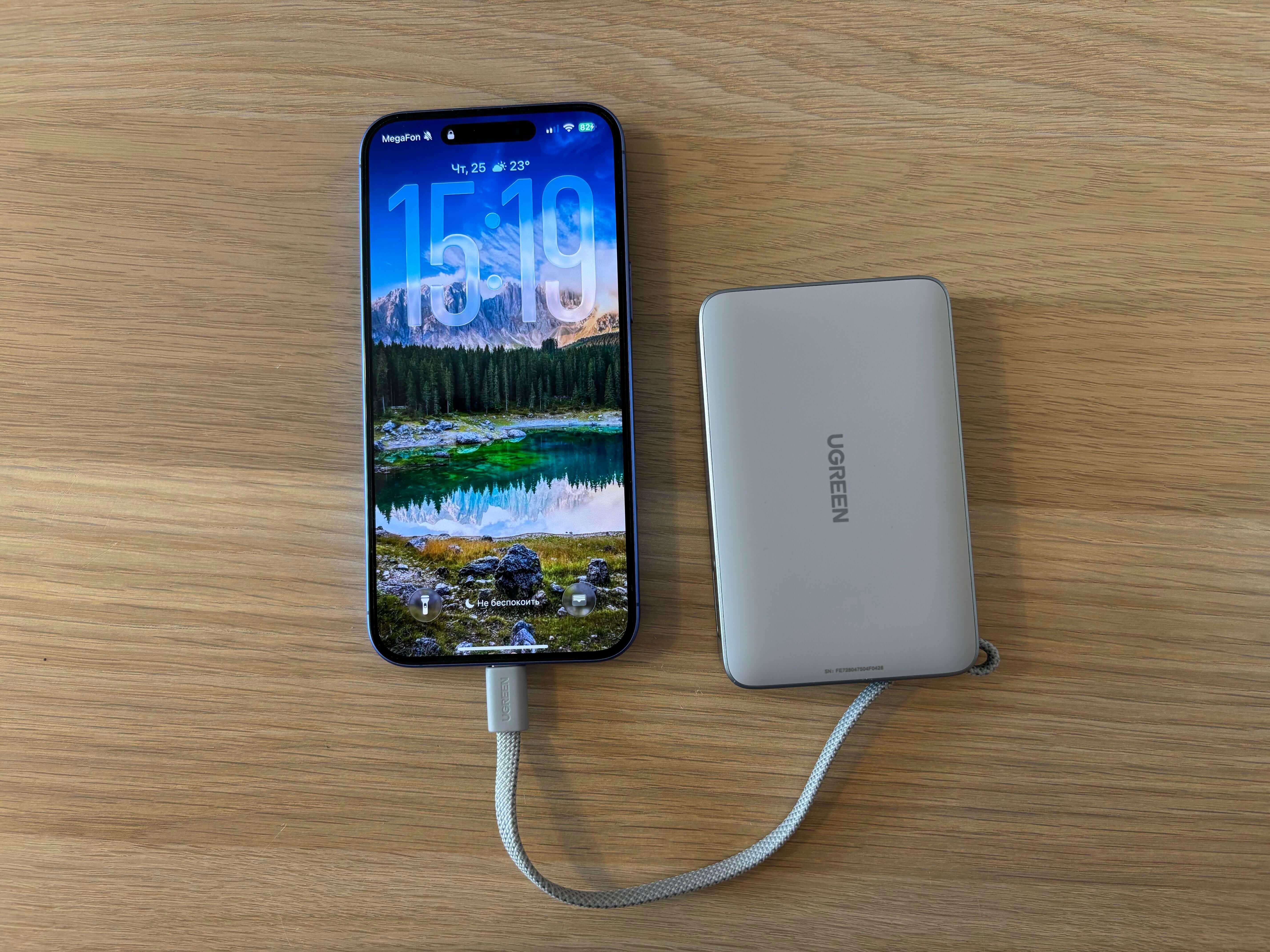 Внешний аккумулятор на 10 000 мАч. Повербанк компактный, и его легко взять с собой. Фото.