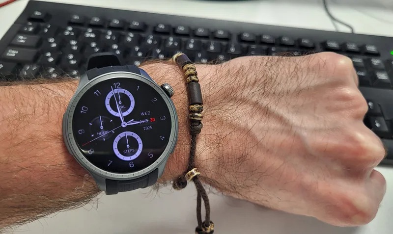 Хорошие смарт-часы. Часы выглядят реально стильно. Фото.