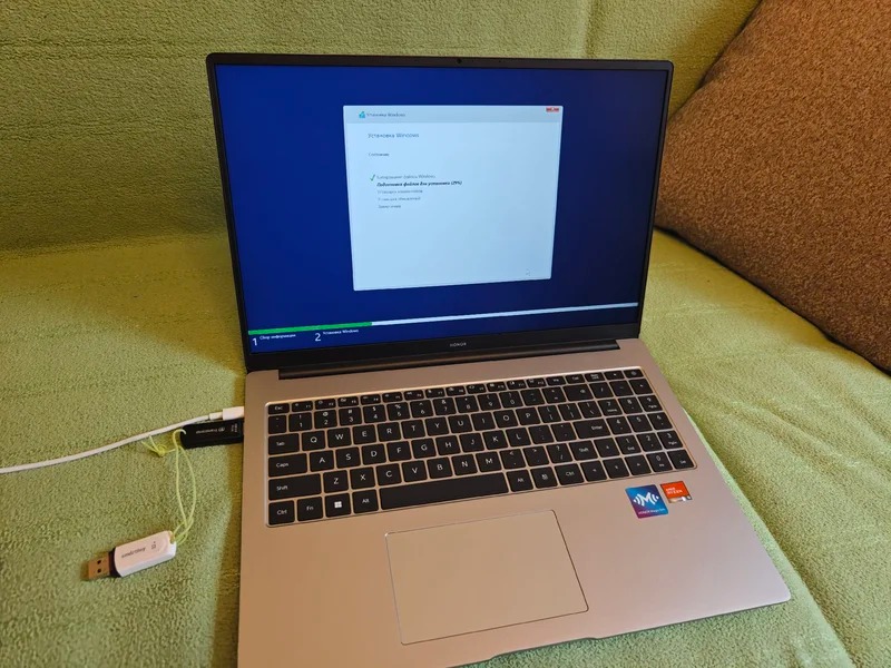 Ноутбук на виндовс. Компьютер покроет все базовые потребности. Фото.