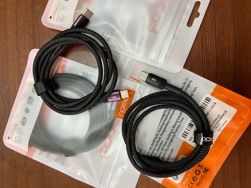 Провод для зарядки. Кабель защищен тканевой оплеткой. Фото.