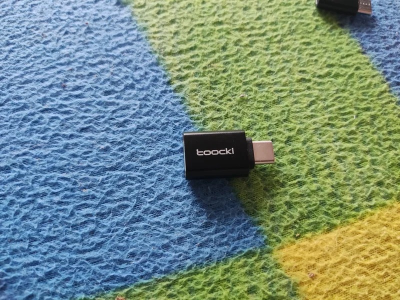 Переходник на USB-C. Эта небольшая штучка позволит подключать обычные флешки даже к Макбуку. Фото.