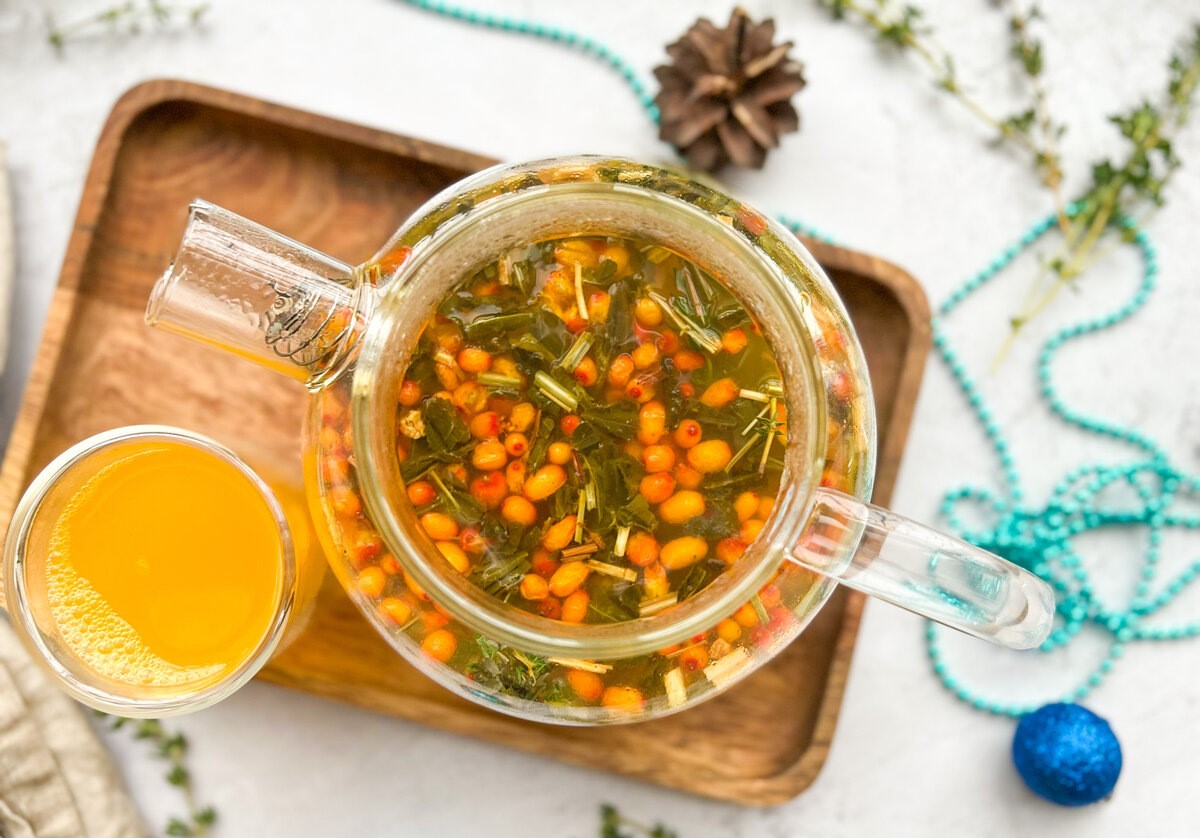 Польза облепихового чая для сердца, сосудов и нервной системы. Чай из облепихи и чай из ее листьев имеют свои уникальные полезные свойства, и выбор между ними зависит от ваших потребностей и предпочтений. Источник изображения: dzen.ru. Фото.