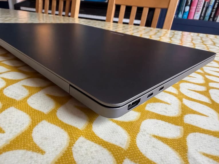 Боковая грань Samsung Galaxy Book6 Ultra с HDMI и Thunderbolt