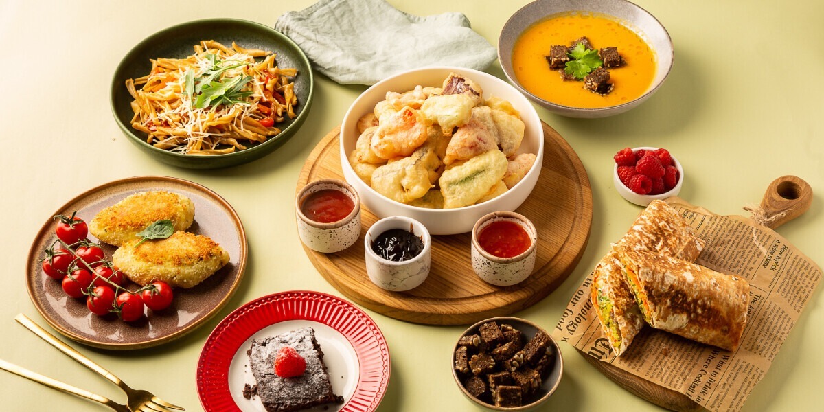 Почему постная еда не даёт сытости. Деле дело не в том, что постная еда «плохая» или «пустая». Если правильно сбалансировать рацион, постная пища может быть не менее сытной, чем обычная. Источник изображения: vkusvill.ru. Фото.