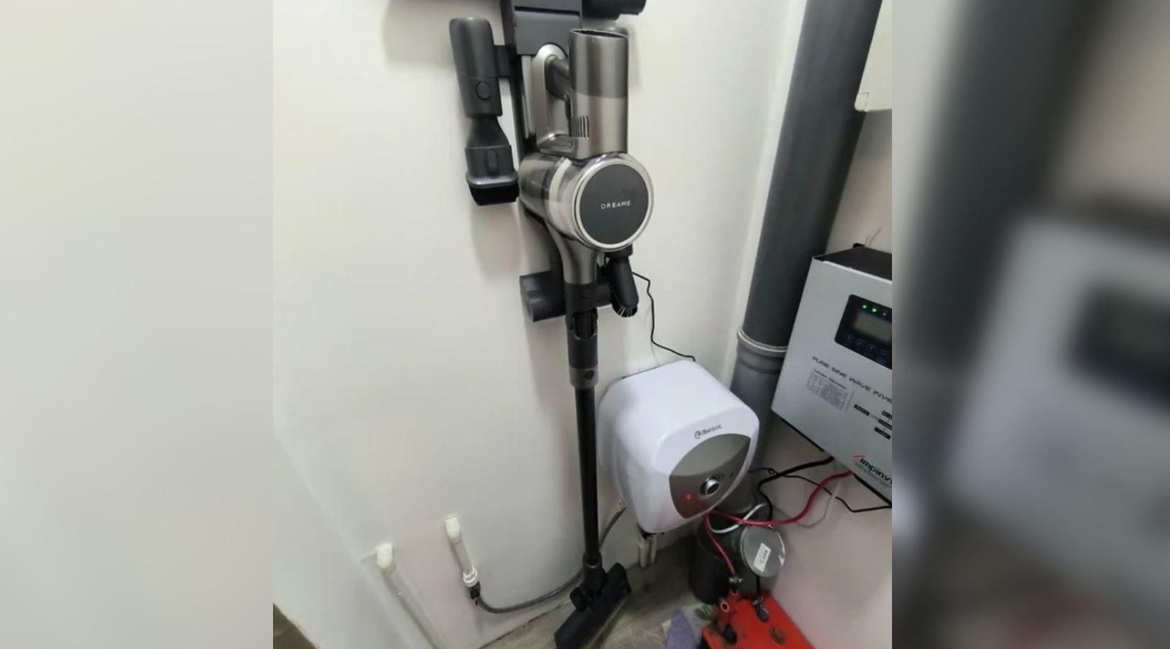 Мощный вертикальный пылесос вместо Dyson. Пылесос отлично собирает всю грязь в доме и не требует регулярной очистки. Фото.