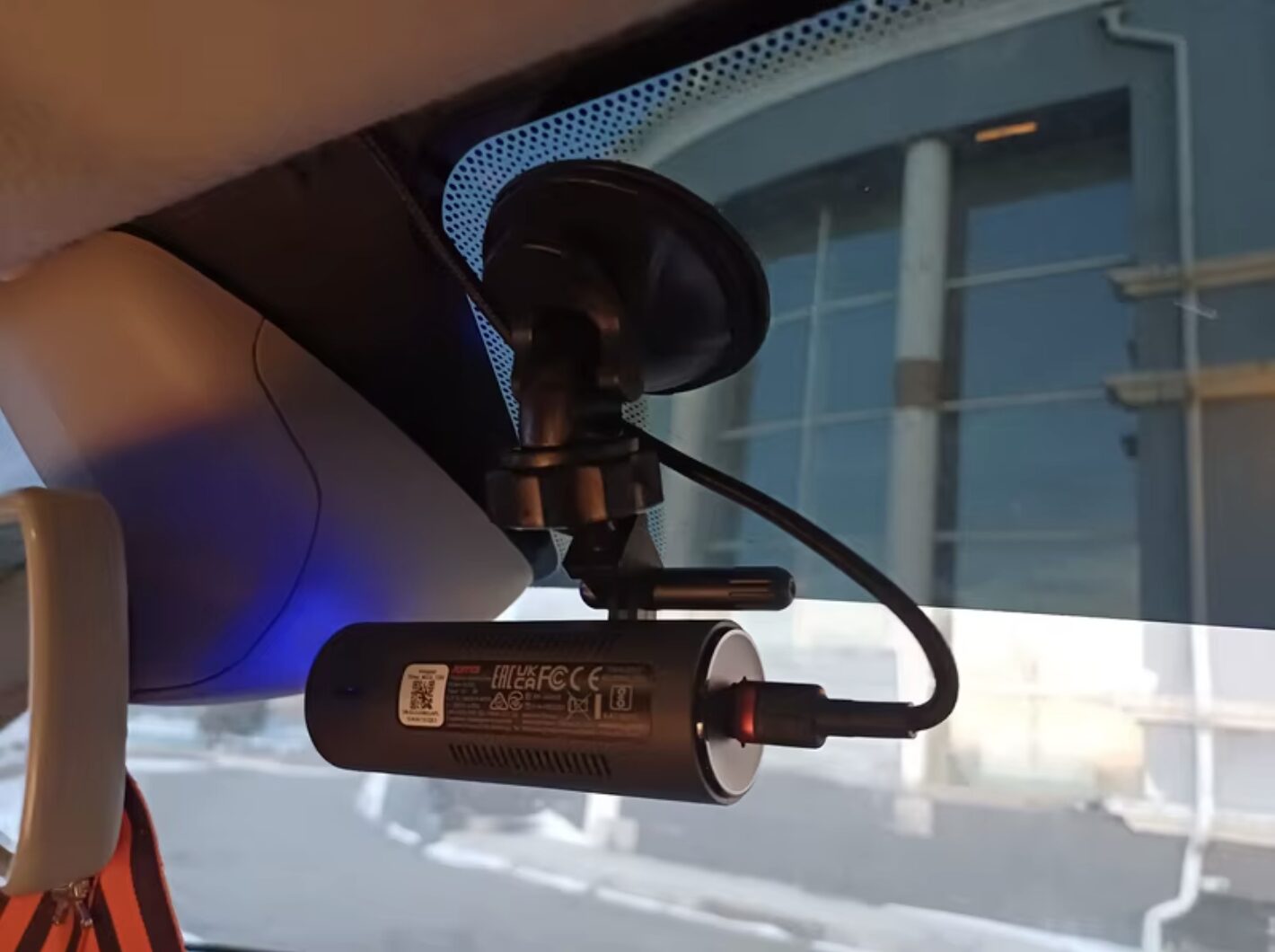 Недорогой видеорегистратор 70mai с ночной съемкой. Регистратор компактный и совершенно не мешает на лобовом стекле. Фото.