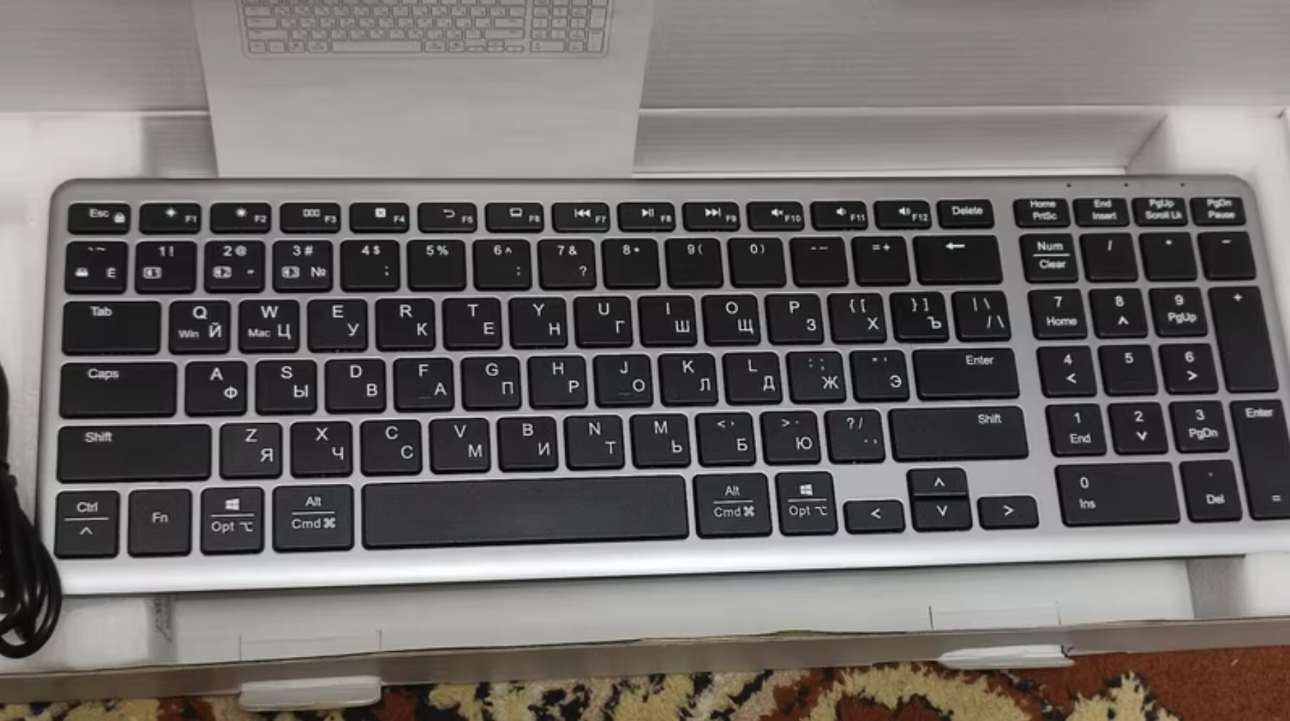 Удобная беспроводная клавиатура для работы. Клавиатуру можно подключить удобным способом. Фото.