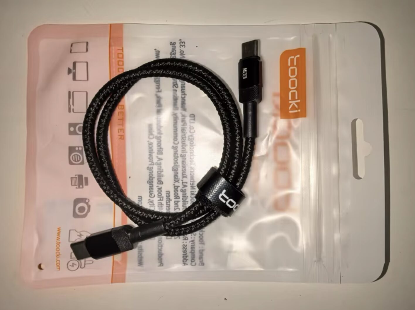 Прочный кабель USB-C для быстрой зарядки. Кабель прослужит вам долго. Фото.