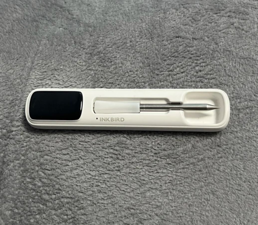 Беспроводной термометр для мяса и гриля. Беспроводной термометр позволяет сготовить мясо таким, каким вы его хотите получить. Фото.