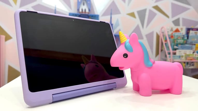 Amazon Fire HD 10 Kids Pro спереди - детский планшет Amazon с подставкой в чехле