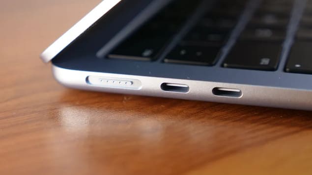 Порты слева MacBook Air 13 (M4, 2025)
