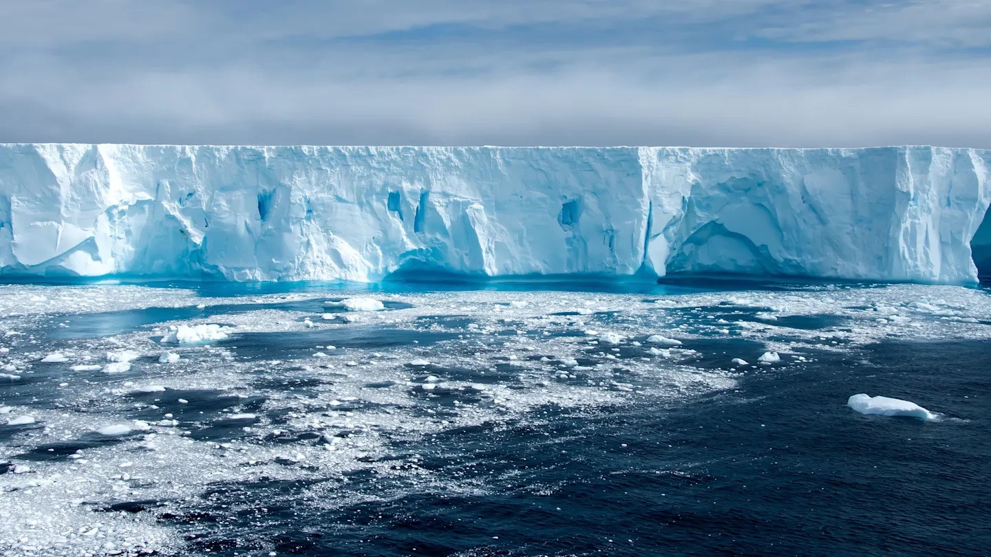 Край ледника Туэйтса в Антарктиде — один из самых быстро тающих ледников на планете. Фото.
