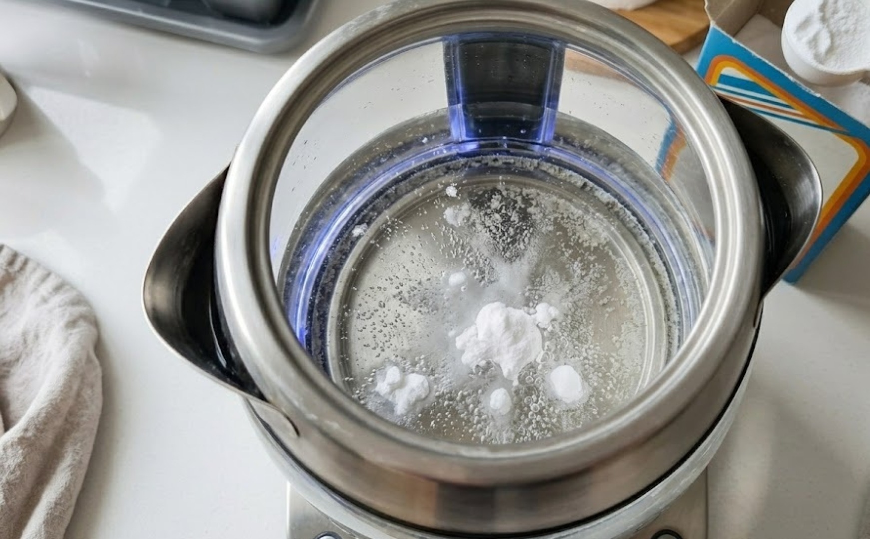 Сода справилась с накипью хуже лимонной кислоты. Фото.