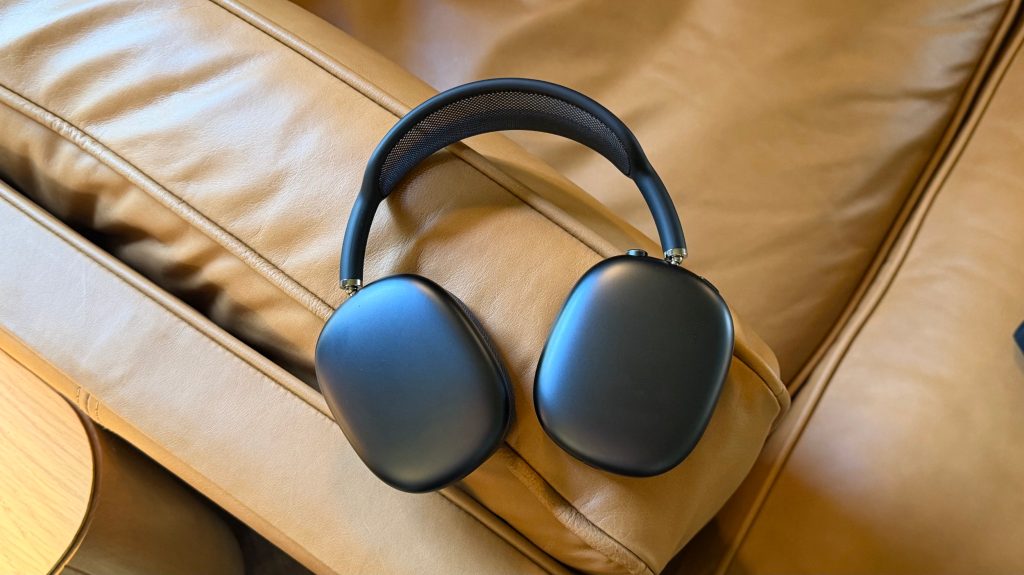 Отличия AirPods Max 2 от AirPods Pro 3. Полноразмерные наушники подойдут не всем. Фото.