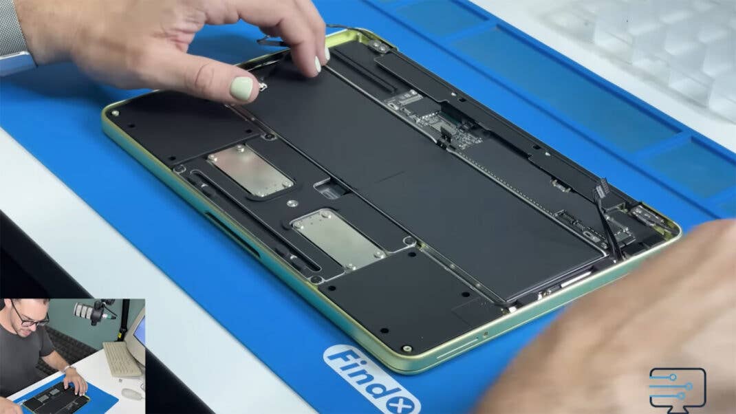 Чем MacBook Neo отличается от других MacBook. В устройстве почти нет клея, и это позволяет легче менять комплектующие. Фото.