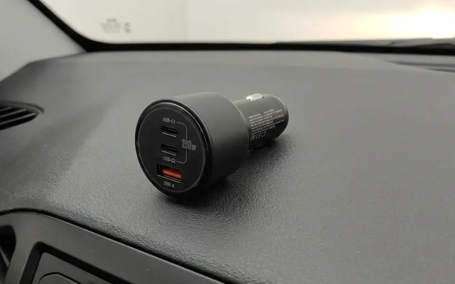 Автозарядка на 100 Вт — MacBook в машине больше не разряжается. Два USB-C и один USB-A — хватит и водителю, и всем пассажирам.. Фото.