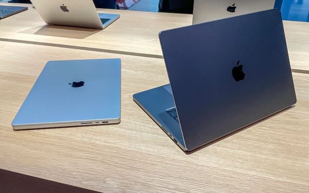 MacBook Pro 16 M5 Pro 2026 закрытый корпус вид сзади