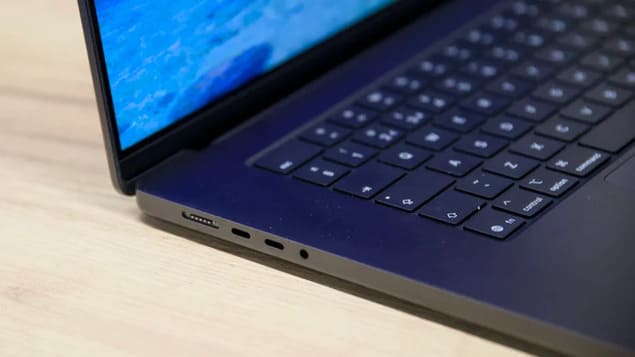 порты MacBook Pro 16 M5 Pro 2026 слева крупный план