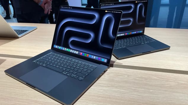 два MacBook Pro 16 M5 Pro 2026 на столе