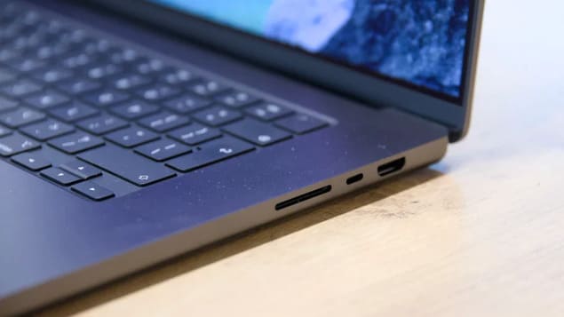 порты MacBook Pro 16 M5 Pro 2026 справа крупный план