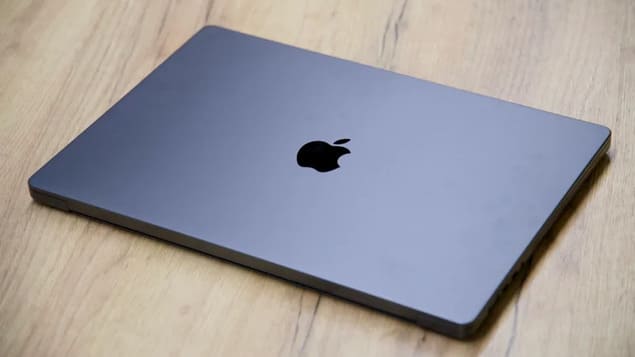 закрытый MacBook Pro 16 M5 Pro 2026 на столе