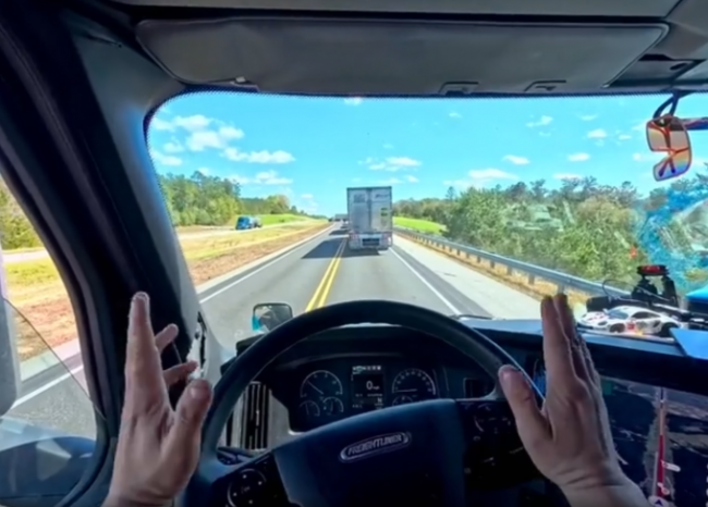 Дальнобойщик установил в кабину дорогой ПК с рулём, чтобы играть