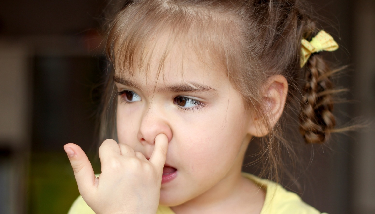 Дети часто ковыряются в носу из-за сухого воздуха. Источник изображения: parentology.com. Фото.