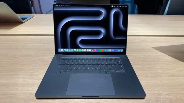 MacBook Pro 16 M5 Pro 2026 открытый вид спереди