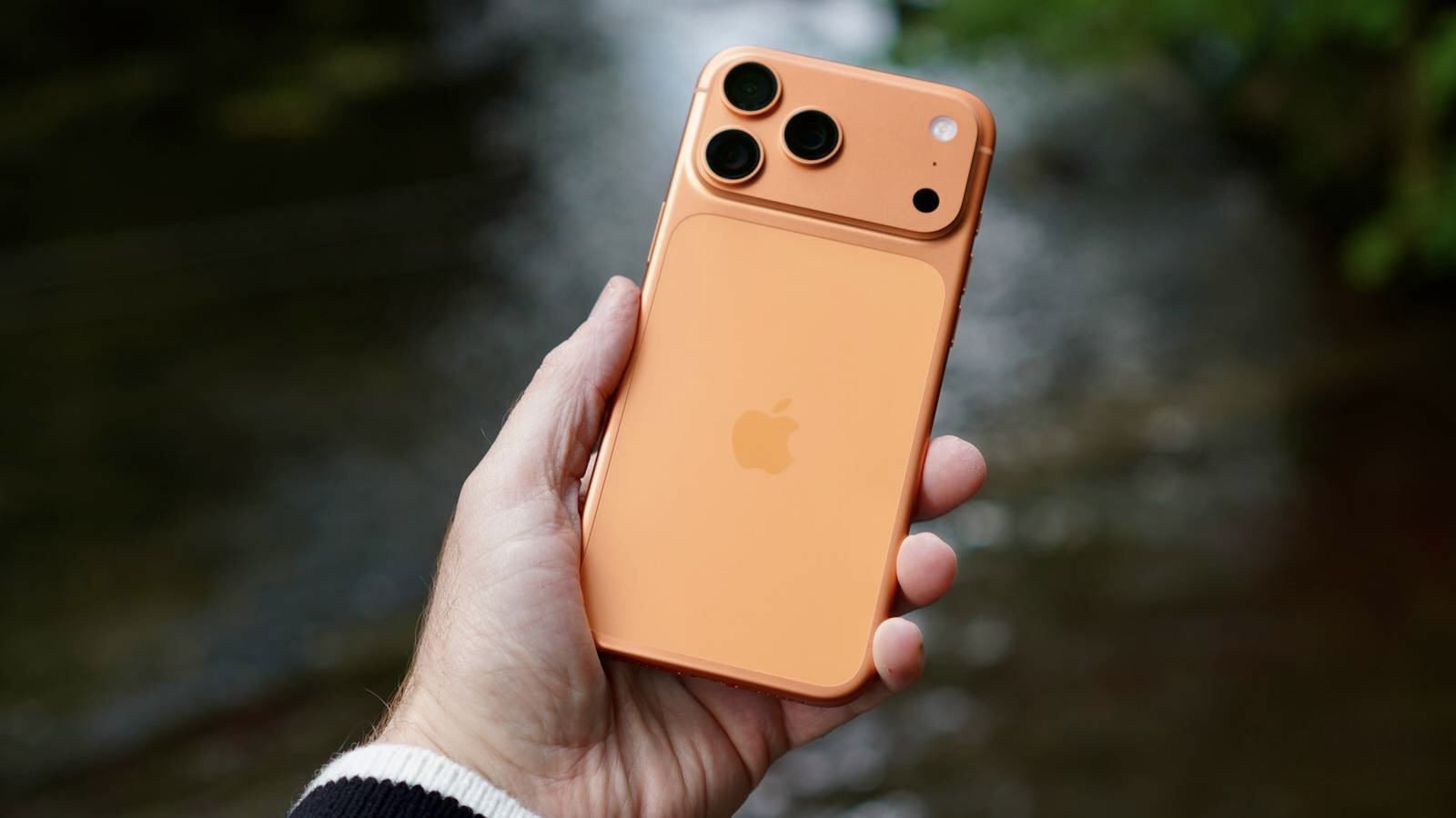 Титановый корпус iPhone 16 Pro Max против алюминия в iPhone 17 Pro Max. iPhone 17 Pro Max стал веселее по цветам, но алюминий за столько денег готовы пережить не все. Фото.