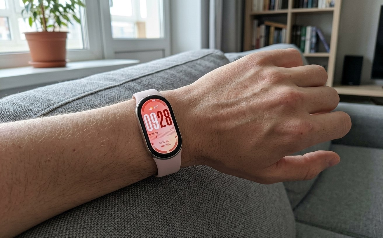 Xiaomi Mi Band 10 — когда не хочется носить смарт-часы. Экран, уведомления, циферблаты — Mi Band умеет всё. Фото.