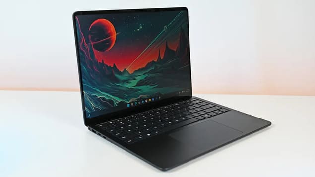 Черный ноутбук Microsoft Surface Laptop 8, вид под углом.